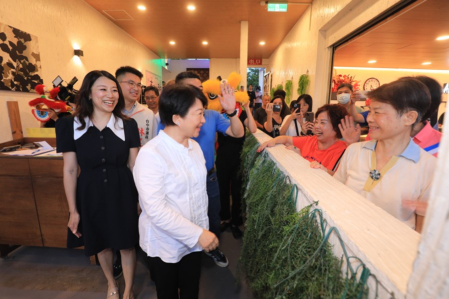 十大火鍋、燒烤店家首獎貼榜--盧市長到沙鹿乳牛牧場貼紅榜--TSAI (22)