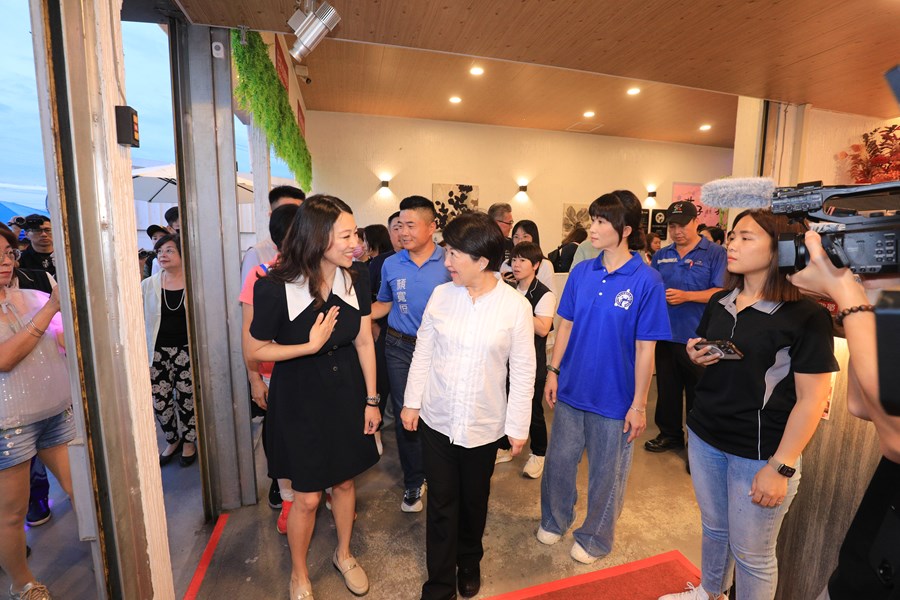 十大火鍋、燒烤店家首獎貼榜--盧市長到沙鹿乳牛牧場貼紅榜--TSAI (23)