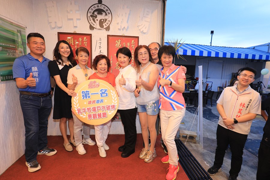 十大火鍋、燒烤店家首獎貼榜--盧市長到沙鹿乳牛牧場貼紅榜--TSAI (51)