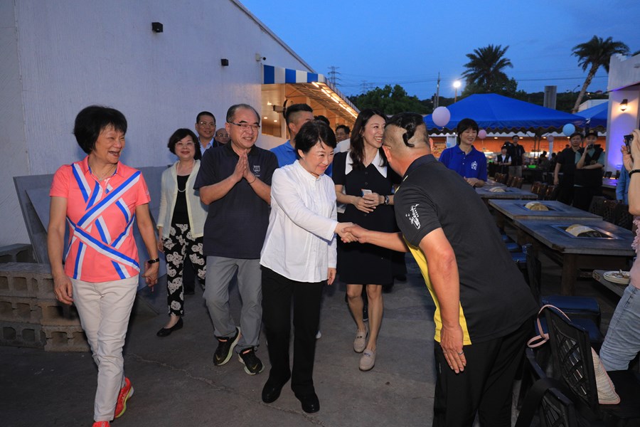 十大火鍋、燒烤店家首獎貼榜--盧市長到沙鹿乳牛牧場貼紅榜--TSAI (59)
