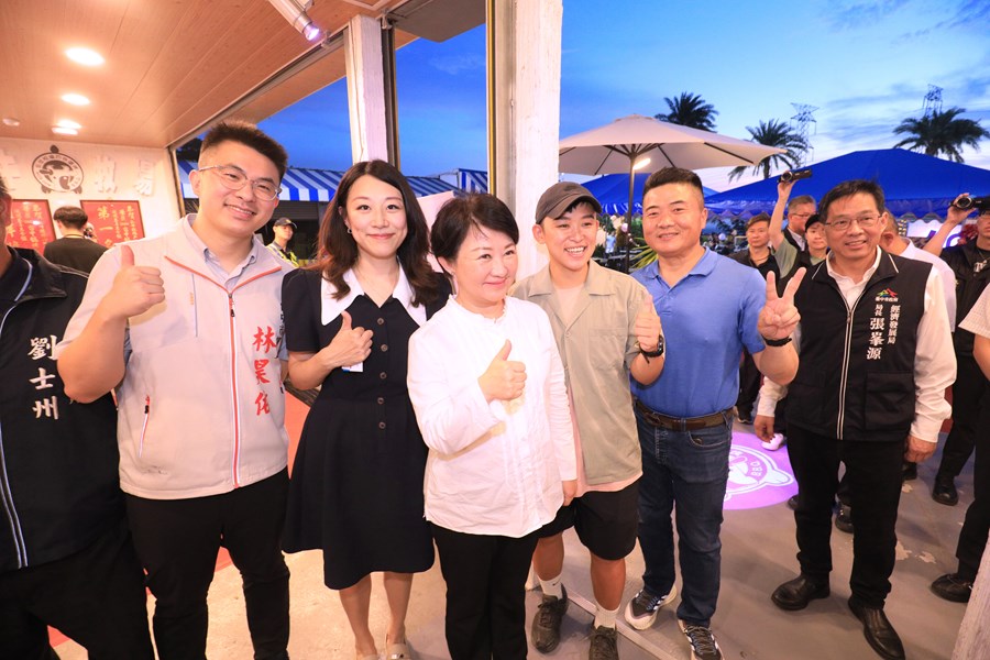 十大火鍋、燒烤店家首獎貼榜--盧市長到沙鹿乳牛牧場貼紅榜--TSAI (68)