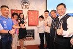 十大火鍋、燒烤店家首獎貼榜--盧市長到沙鹿乳牛牧場貼紅榜--TSAI (1)