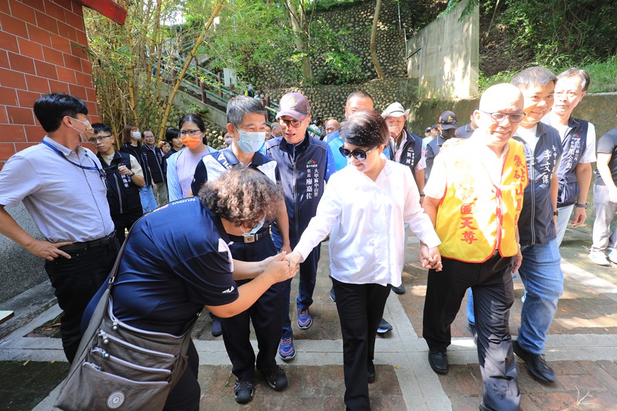盧市長到大甲鐵砧山國姓廟贈匾--TSAI (8)