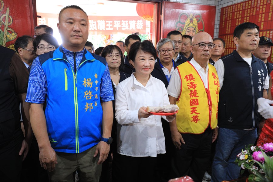 盧市長到大甲鐵砧山國姓廟贈匾--TSAI (21)