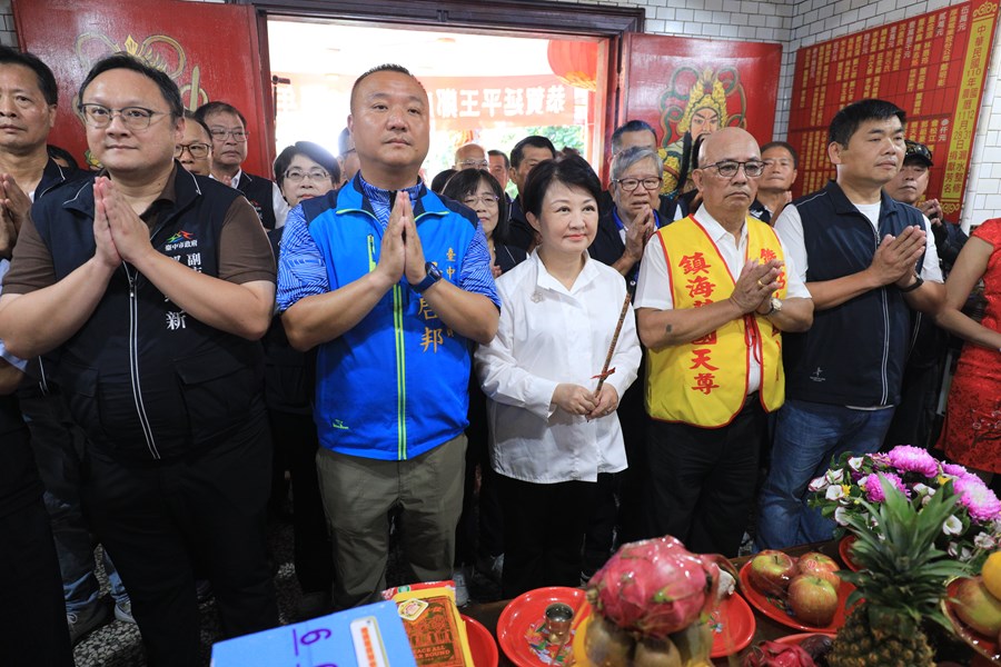 盧市長到大甲鐵砧山國姓廟贈匾--TSAI (2)