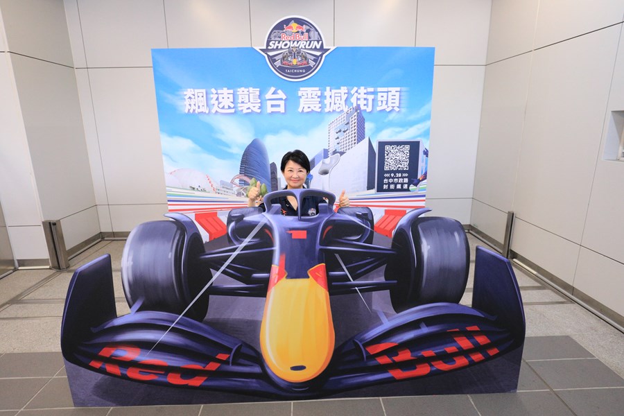 盧市長到2024台中國際賽車展演--捷運市府站打卡點--TSAI (1)