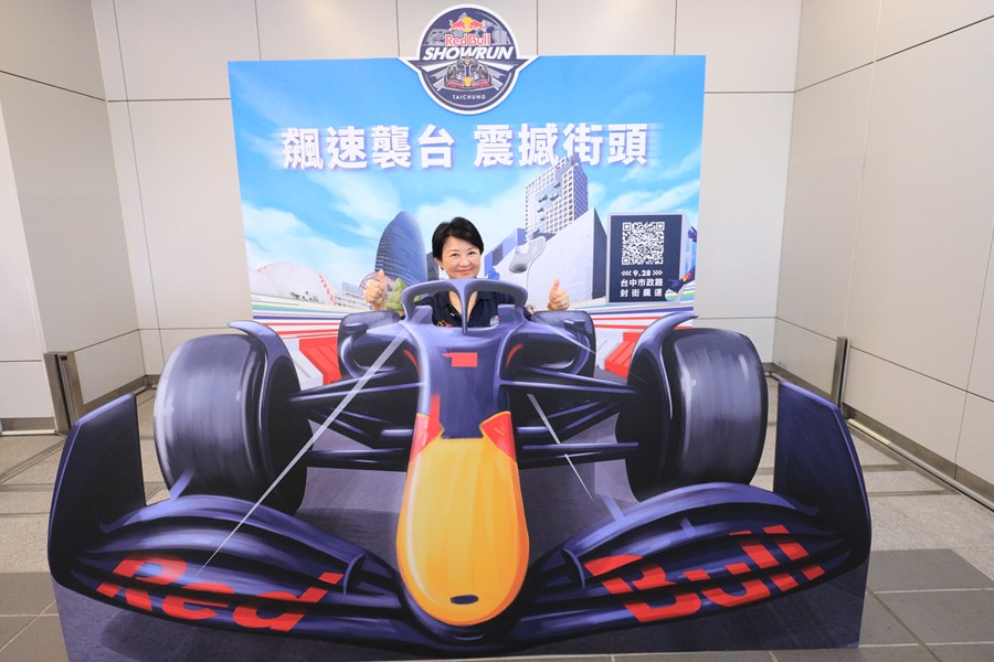 盧市長到2024台中國際賽車展演--捷運市府站打卡點--TSAI (5)
