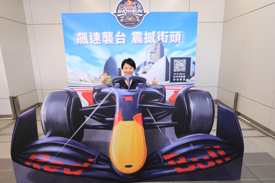 盧市長到2024台中國際賽車展演--捷運市府站打卡點--TSAI (6)