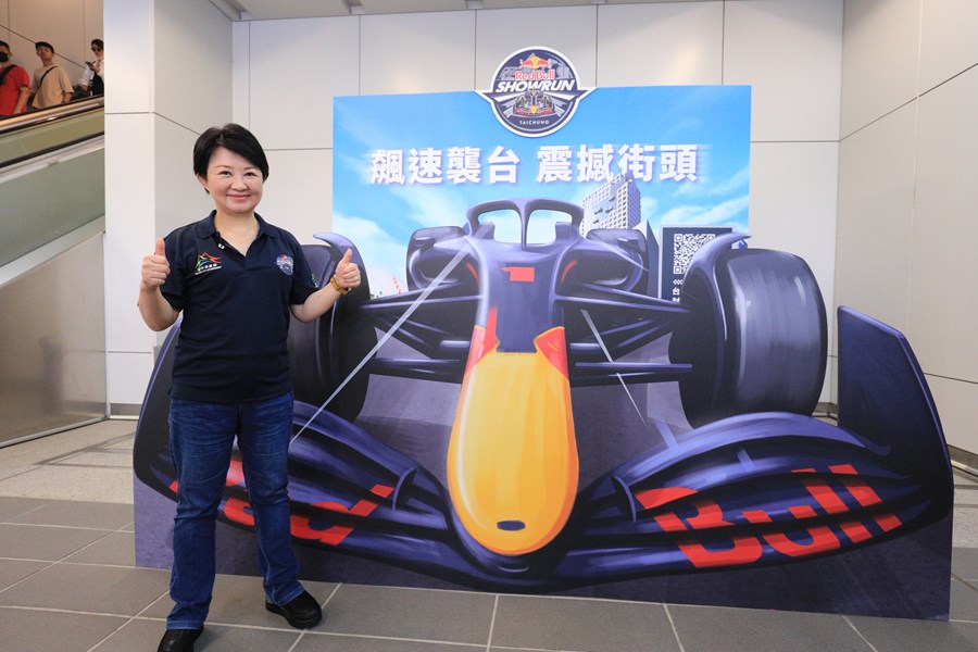 盧市長到2024台中國際賽車展演--捷運市府站打卡點--TSAI (2)