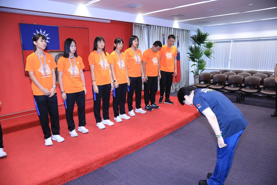 表揚2024亞洲U18女子排球錦標賽季軍--東山高中選手與教練