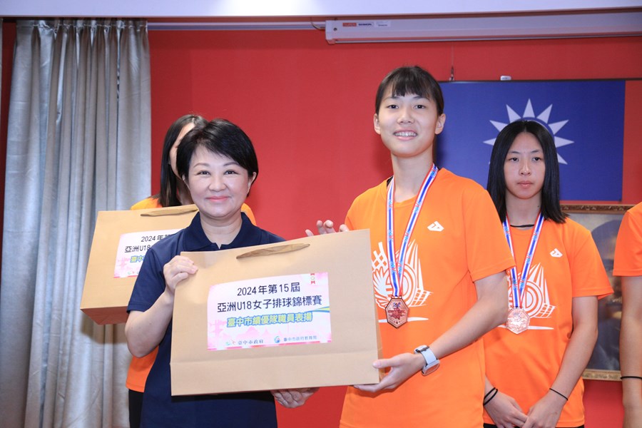 表揚2024亞洲U18女子排球錦標賽季軍--東山高中選手與教練--吳文亘選手