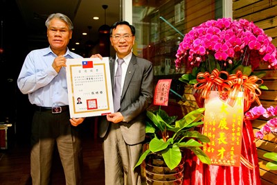 蔡副市長轉發市議員洪金福當選證書