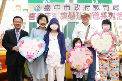 市長夫人與麥克爺爺到醫院為小朋友說故事