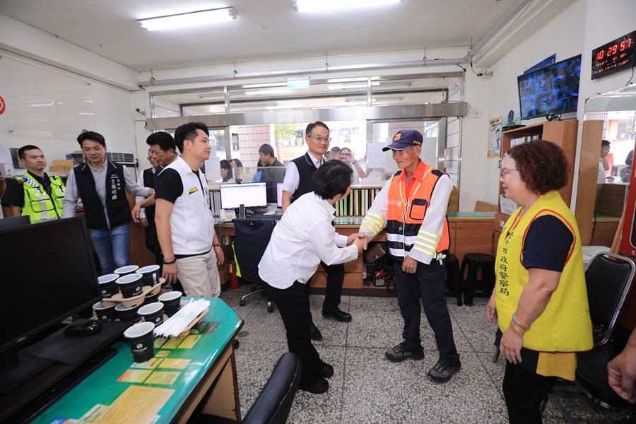 盧市長到繼中派出所慰勞警員及志工-TSAI (7)