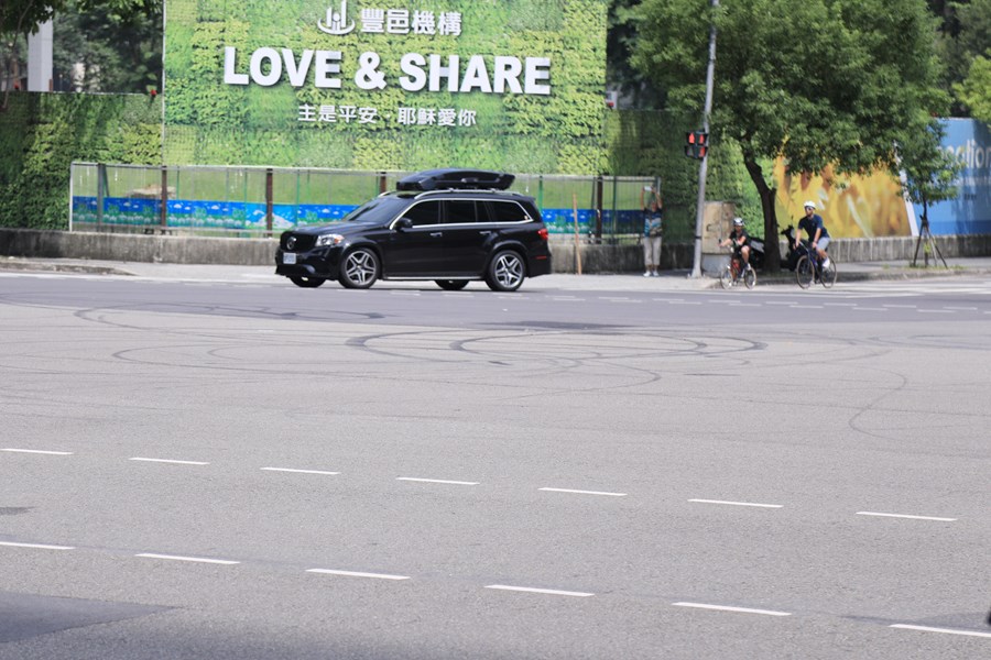 盧市長到市政路惠中路口視察民眾拍攝路面燒胎紋情況--TSAI (6)