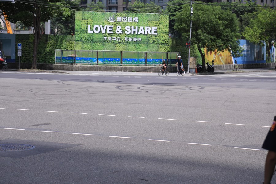 盧市長到市政路惠中路口視察民眾拍攝路面燒胎紋情況--TSAI (7)