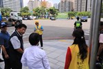 盧市長到市政路惠中路口視察民眾拍攝路面燒胎紋情況--TSAI (8)