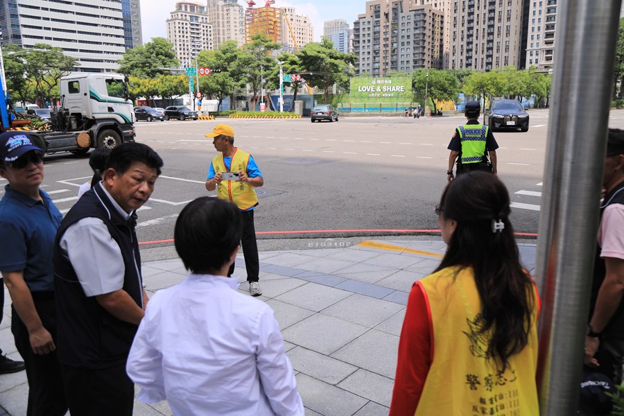 盧市長到市政路惠中路口視察民眾拍攝路面燒胎紋情況--TSAI (8)