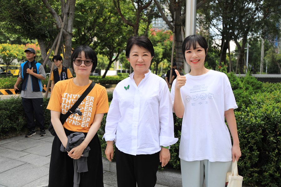 盧市長到市政路惠中路口視察民眾拍攝路面燒胎紋情況--TSAI (9)