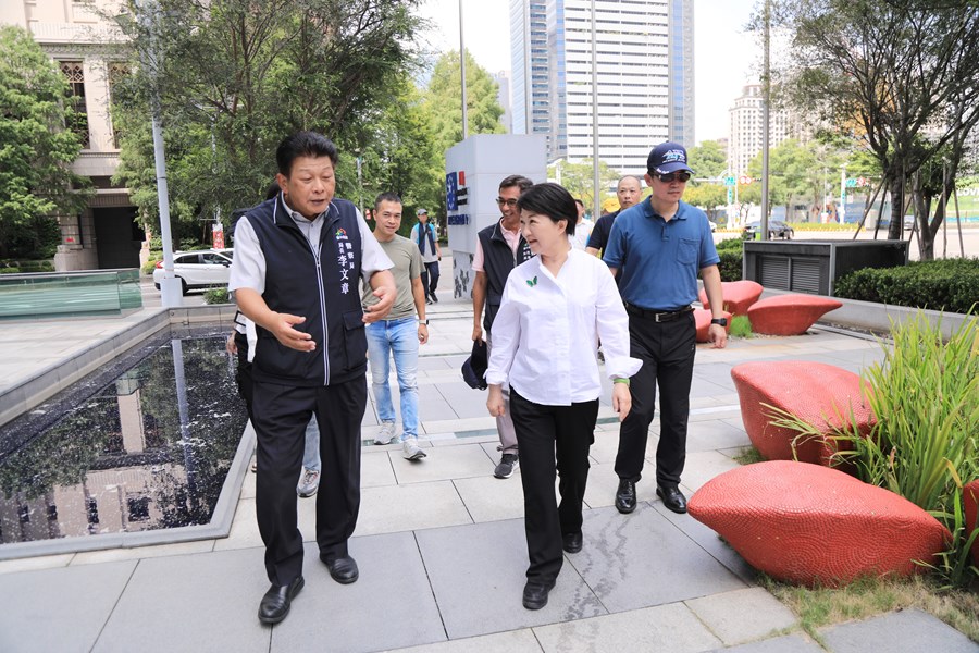盧市長到市政路惠中路口視察民眾拍攝路面燒胎紋情況--TSAI (11)