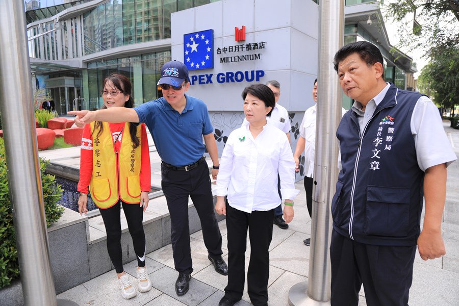 盧市長到市政路惠中路口視察民眾拍攝路面燒胎紋情況--TSAI (2)