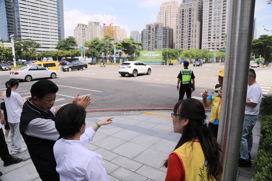盧市長到市政路惠中路口視察民眾拍攝路面燒胎紋情況--TSAI (4)