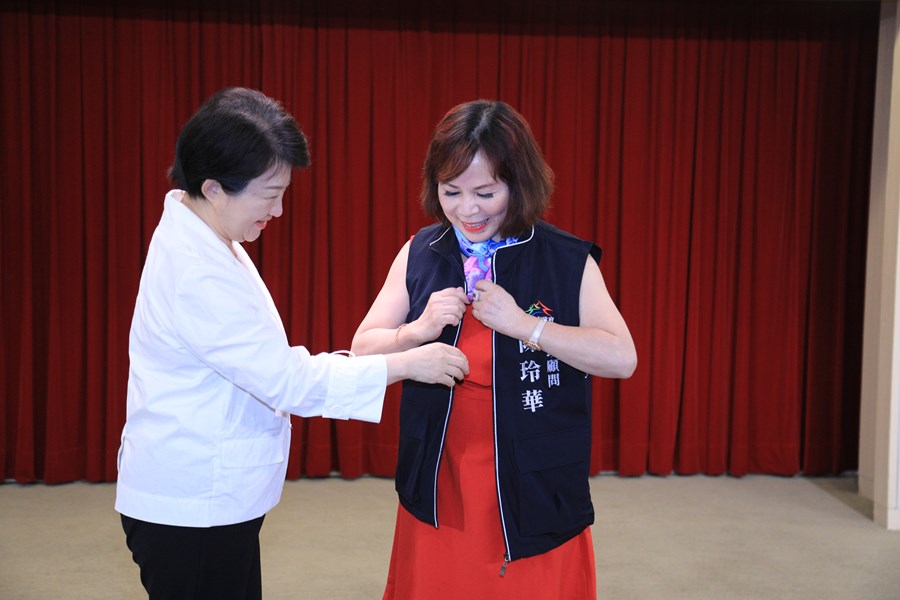 世界華人工商婦女企管協會北美洲各分會陳玲華副總會長一行拜會市府---TSAI (21)