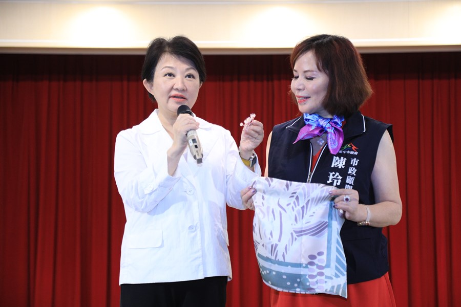 世界華人工商婦女企管協會北美洲各分會陳玲華副總會長一行拜會市府---TSAI (55)