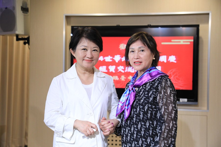世界華人工商婦女企管協會北美洲各分會陳玲華副總會長一行拜會市府---TSAI (97)
