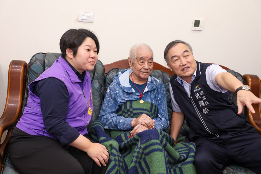 致贈百歲人瑞沙鹿區陳遠通爺爺重陽禮金 (1)