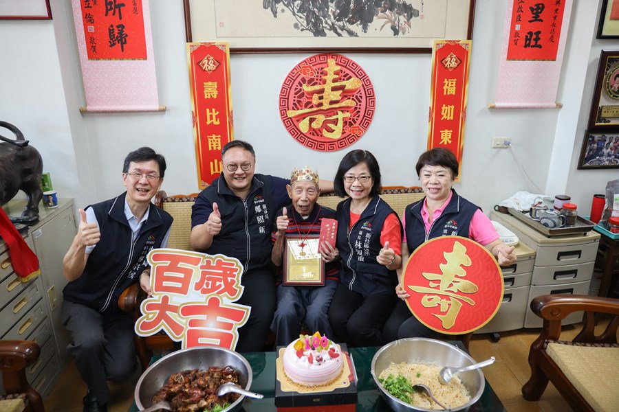 致贈百歲人瑞新社區趙天汝爺爺重陽禮金6