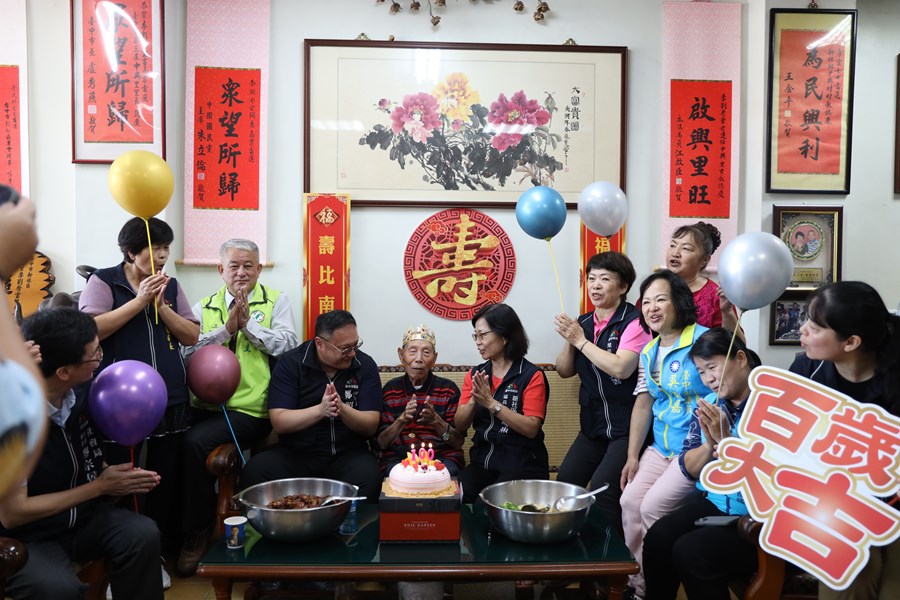 致贈百歲人瑞新社區趙天汝爺爺重陽禮金8