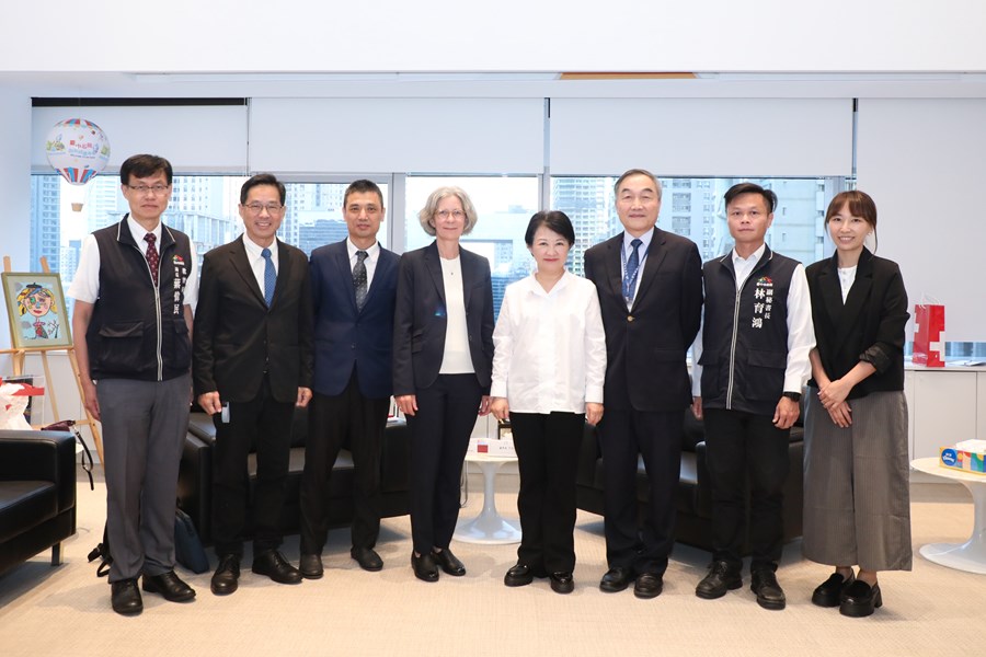 瑞士商務辦事處陶方婭處長(Director Mrs. Claudia Fontana Tobiassen)蒞府拜會 (7)