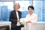 瑞士商務辦事處陶方婭處長(Director Mrs. Claudia Fontana Tobiassen)蒞府拜會 (25)
