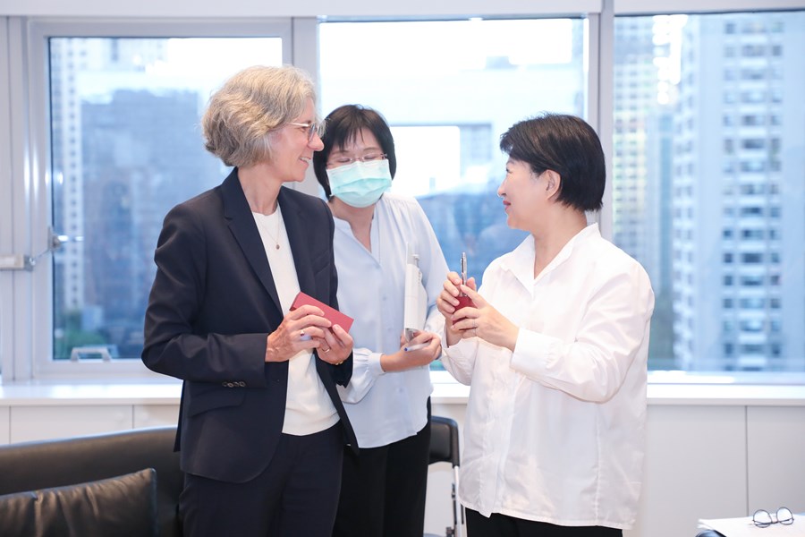 瑞士商務辦事處陶方婭處長(Director Mrs. Claudia Fontana Tobiassen)蒞府拜會 (26)