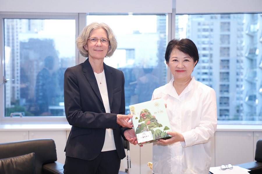 瑞士商務辦事處陶方婭處長(Director Mrs. Claudia Fontana Tobiassen)蒞府拜會 (29)