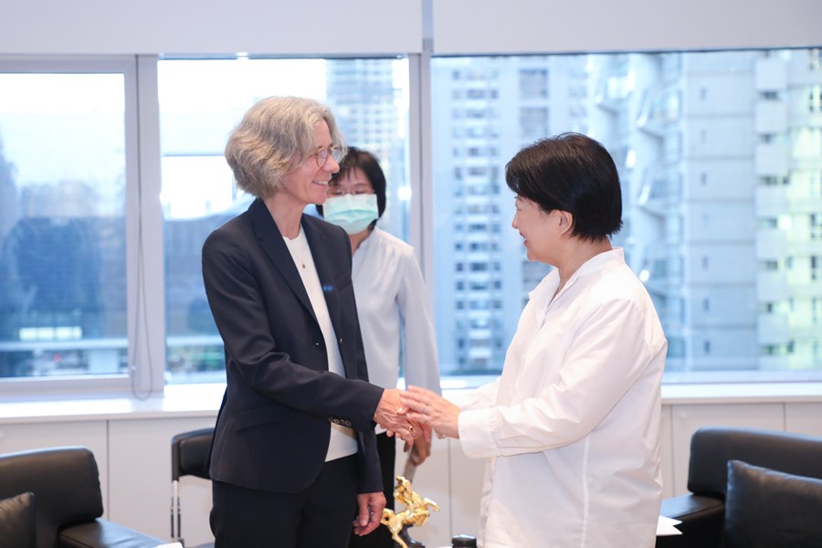 瑞士商務辦事處陶方婭處長(Director Mrs. Claudia Fontana Tobiassen)蒞府拜會 (30)