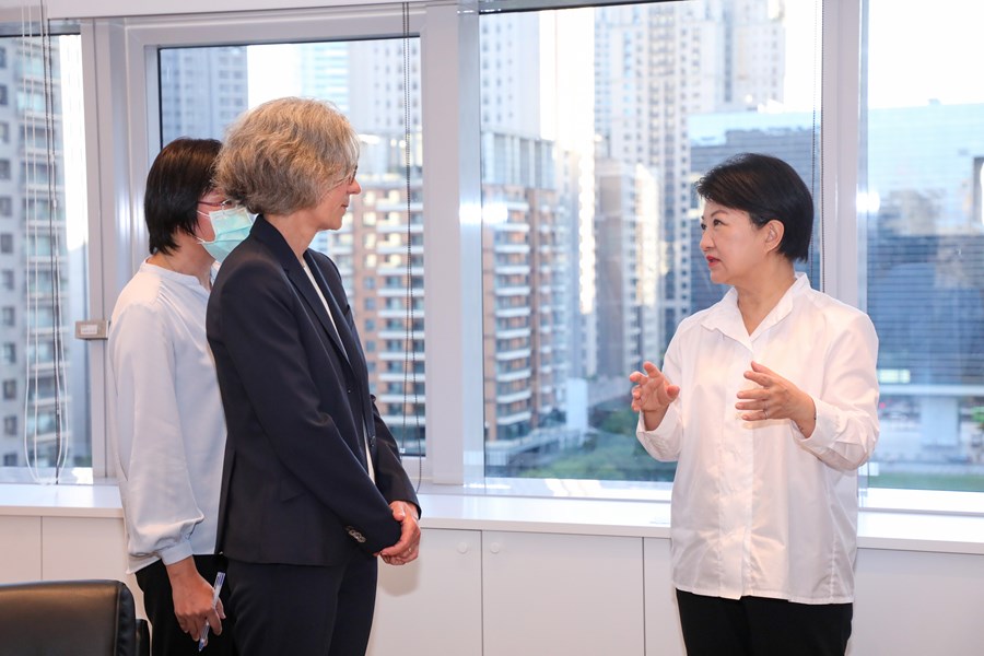 瑞士商務辦事處陶方婭處長(Director Mrs. Claudia Fontana Tobiassen)蒞府拜會 (3)