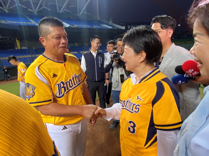 盧市長力挺中信兄弟，為選手們加油打氣 (3)