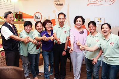 市長夫人出席歐客佬咖啡公益捐款儀式