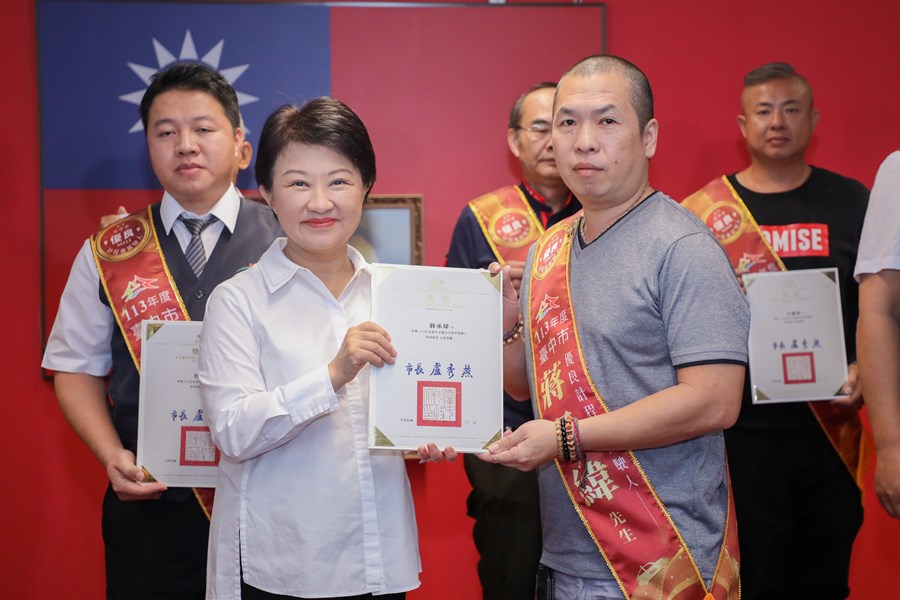市長頒發113年度優良計程車駕駛人