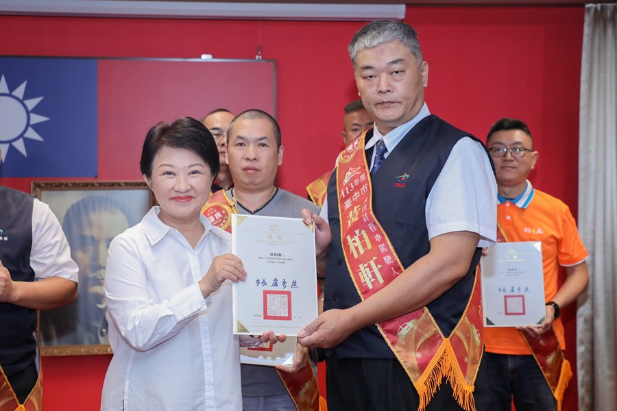 市長頒發113年度優良計程車駕駛人