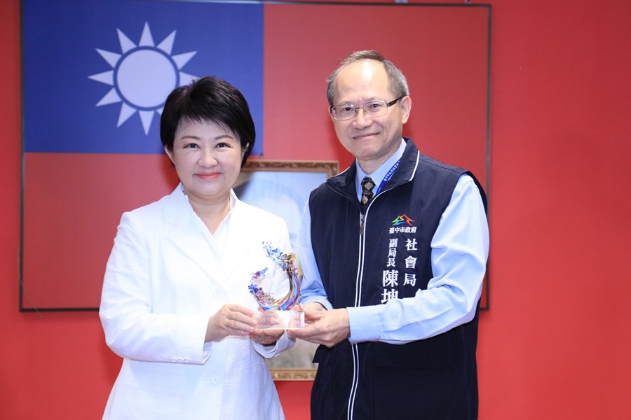 頒獎-致贈本府社會局陳坤皇副局長服務滿40年以上