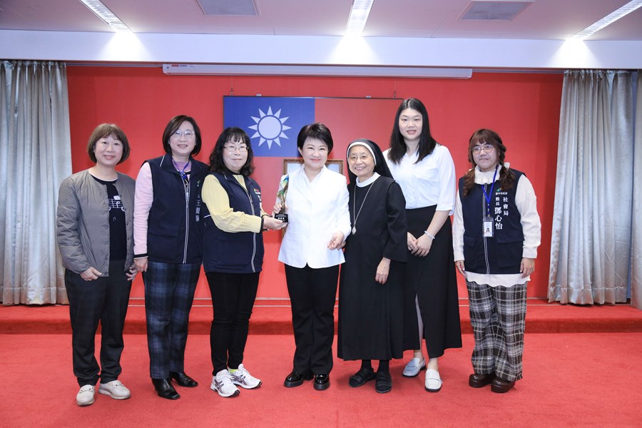 獻獎--本府社會局榮獲衛福部頒發2024全國標竿婦女中心婦蘊獎
