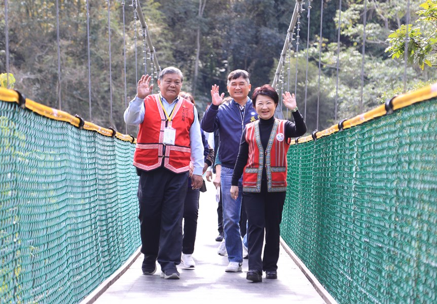 盧市長視察裡冷吊橋--TSAI (1)