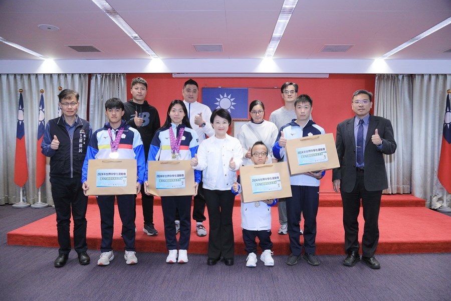 表揚本市參加2024世界中學生運動會優秀選手與教練--與市長大合照