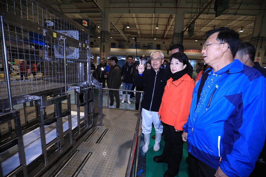 盧市長視察台中魚市場--TSAI (12)
