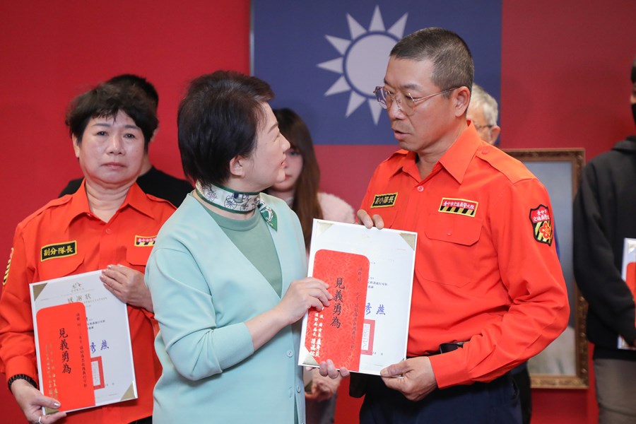 市長表揚新光三越0213氣爆事件見義勇為民眾