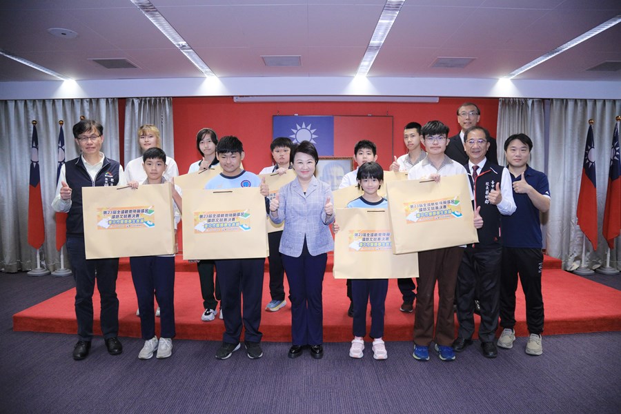 表揚第23屆全國聽覺障礙國民國語文競賽績優學生--第一梯次與市長合影