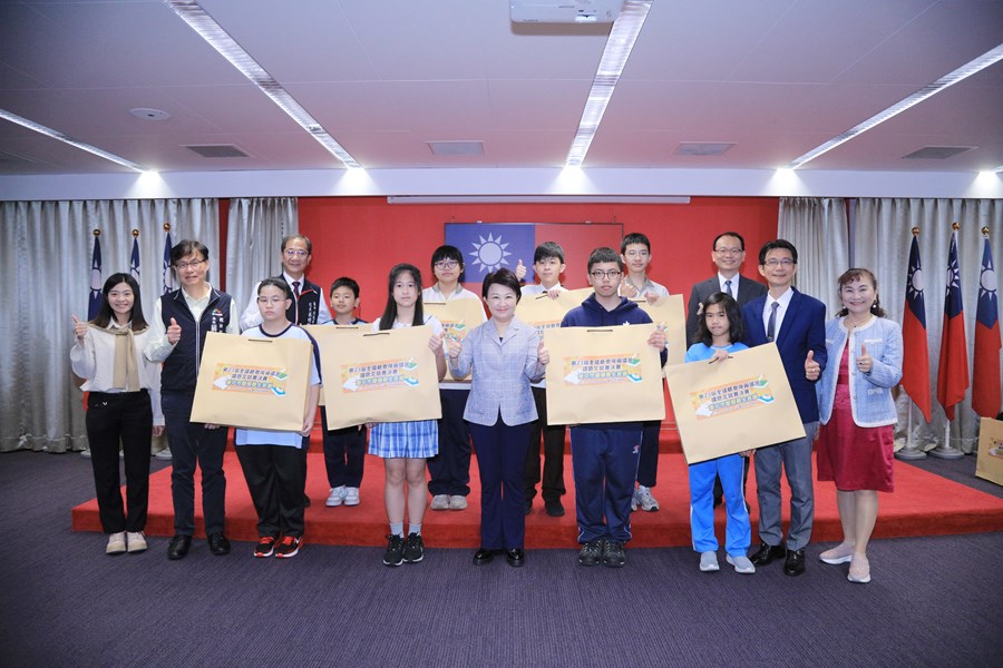 表揚第23屆全國聽覺障礙國民國語文競賽績優學生--第二梯次與市長合影